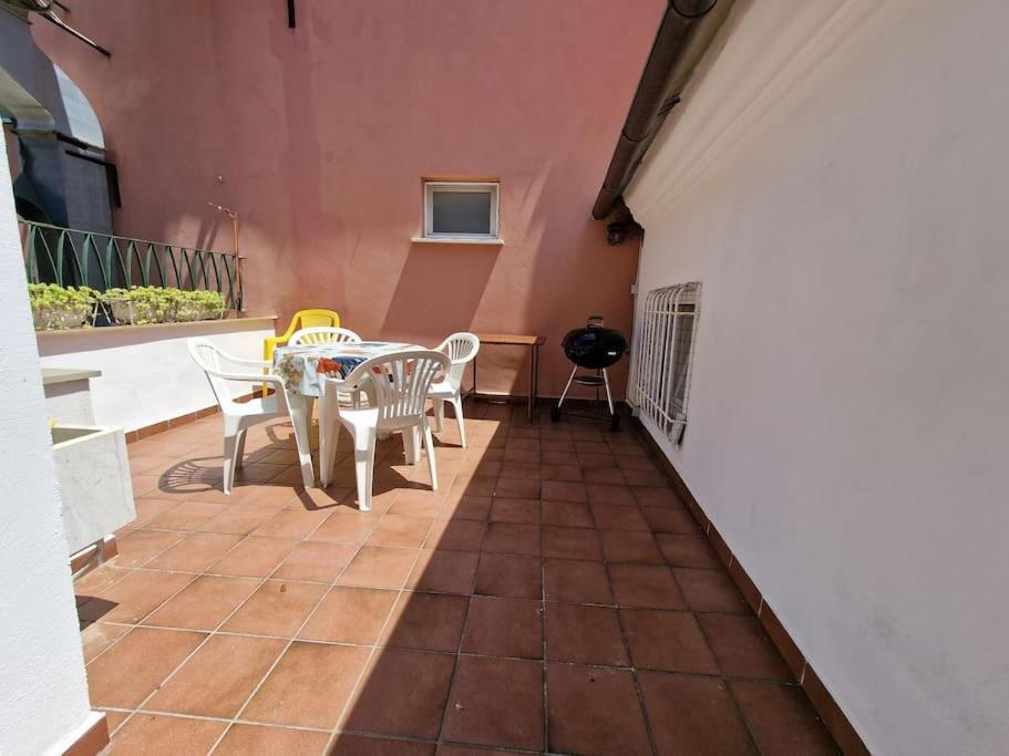 Silver Sands Finale Ligure - Traditional Apartment - 4 Beds & Terrace By The Beach المظهر الخارجي الصورة