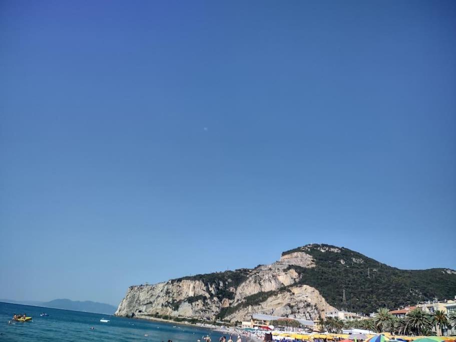 Silver Sands Finale Ligure - Traditional Apartment - 4 Beds & Terrace By The Beach المظهر الخارجي الصورة